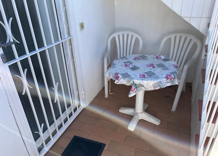 Studio Dans Un Endroit Calme Et Discret D Empuria
